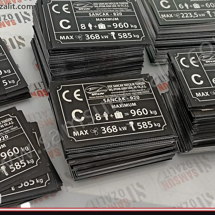 Deniz suyu dayanıklı, güneş dayanıklı, dış mekan etiket üretimi, kaliteli ürün, teknik bilgi içeren, metal etiket baskısı, sancak yat tekne üretim etiketi, tekne markalama etiketi, tekne için teknik bilgi içeren etiket imalatı, ürün ebat ve adede göre fiyat alınız, tasarım desteği, aynı gün gönderim, imalat üretim,