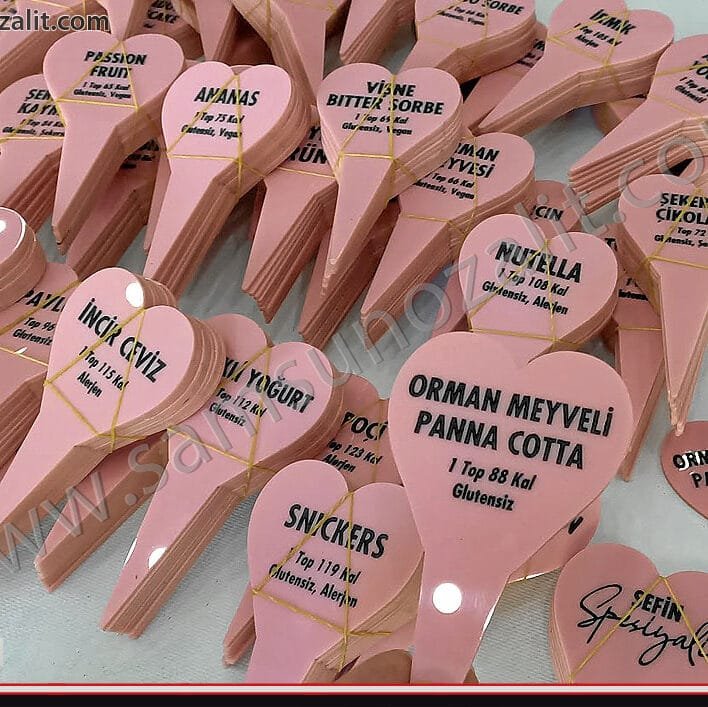Özel tasarım üründür, özel kurumsal renk yapılmıştır, Dondurma çubuğu, dondurma içerisine konan, dondurma isimlerinin yazıldığı çubuklar, pleksi malzemeden kesilmiştir, üzeri baskı değildir, baskılar döküldüğünden, farklı bir teknik kullanılmıştır, ürünler tek tek elde boyanmıştır, çıkmaz, kazınmaz, bulaşık makinasında yıkanabilir, kaliteli ürün, kaliteli baskı, çift taraf baskı