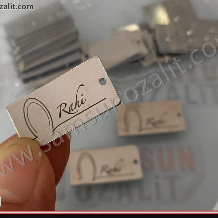 kalın metal etiket baskısı, ürün etiketi olarak kullanılan, pirinç üzeri nikel kaplama, marka etiket üretimi, metal ürün etiketi, delikli ve deliksiz üretilir, ince değil, bükülme yapmaz, özel işleriniz minimum 5 kg olarak yapılır, ebat ve adede göre fiyat alabilirsiniz, 0,8 mm kalınlıkta, gerçek pirin., gerçek metali, nikel ürünler, üzeri lazer baskı, kalıcı çıkmaz metal etiket, ister ürün etiketi, ister aksesuar olarak kullanın, imalat, üretim, baskı, tasarlama