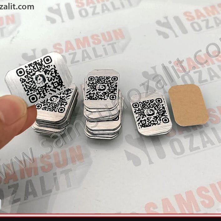 küçük QR kod baskısı, metal plaka üzerine, QR baskı, mikro levhalara baskı, küçük alanlarda kullanılan metal etiket baskısı, tasarım desteği verilir, hızlı üretim yapılır, samsun etiket bası, samsun metal etiket baskı, samsun qr kod baskısı, samsun baskı merkezi, samsun ozalit, proje, baskılarınız motor kurye ile teslim edilir, samsun motor kurye ürün teslimi, samsun baskı merkezi