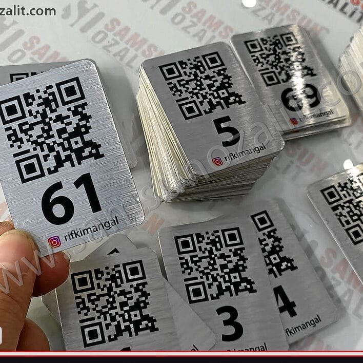 qr kod baskılı, masa üzeri, metal etiket, arkası bantlı, altın ve gümüş renklerde üretilebilir, iç ve dış mekana göre üretilir, kaliteli ürün, tasarım desteği, menü etiketi, tasarım desteği verilir, hızlı üretim yapılır, aynı gün kargo yapılır, acil baskı merkezi Samsun baskı, samsun metal etiket, samsun menü etiketi, samsun baskı merkezi, samsun ozalit, lazer kesim, kazıma, samsun serigrafi baskı, tampon baskı