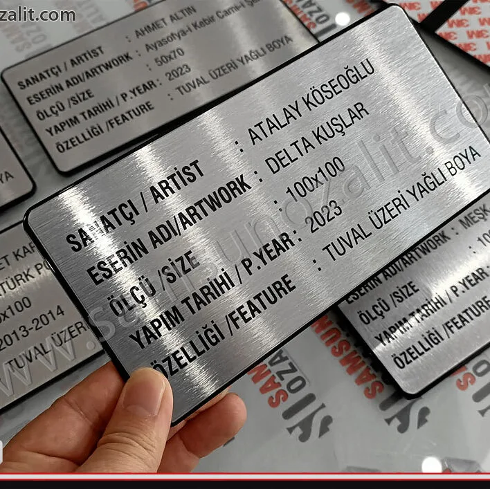 tablo altına eser tanıtım metal, kaliteli ürün, pleksi taban ve üzerine metal etiket, uygulaması yapılmıştır, hızlı üretim, istenilen adet yapılır, tanıtıcı ürün etiketi baskısı, aynı gün gönderim yapılır, samsun içine kurye teslimatımız vardır, samsun ozalit, proje baskı ve teslimat, samsun baskı merkezi